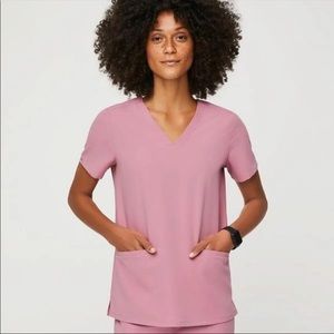 Figs 3 pocket scrub top in chalk rose
